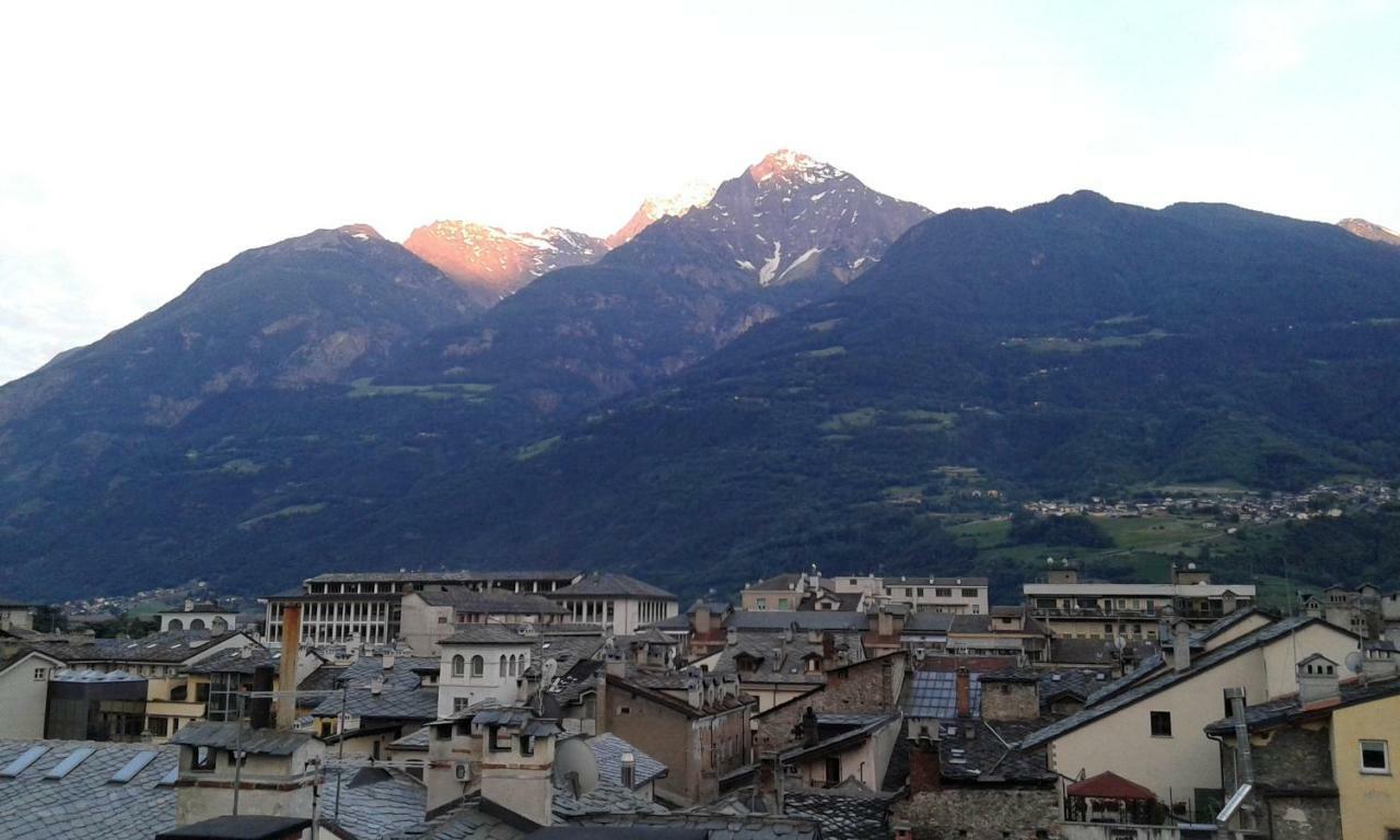 Appartamento Nel Centro Storico Di Aosta Con Vista Sui Ghiacciai Exterior foto